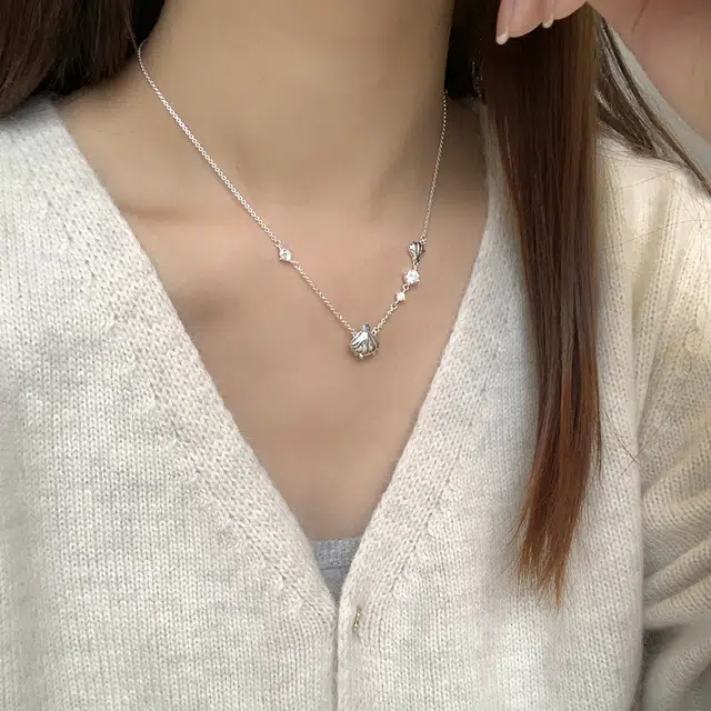 925