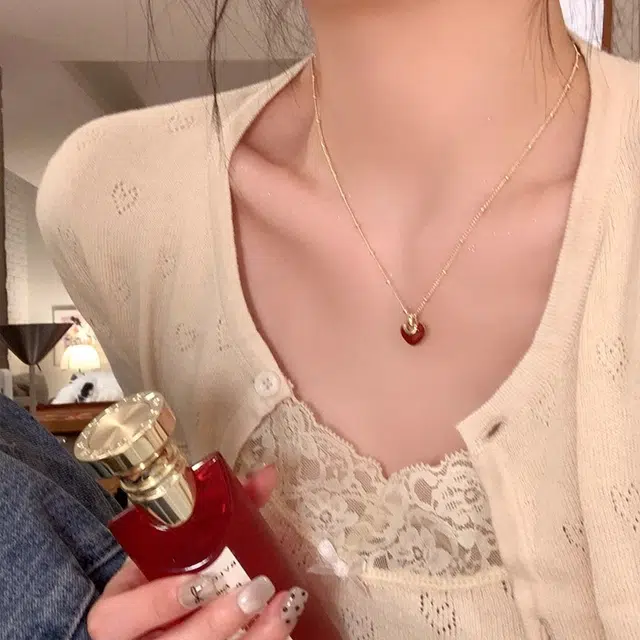 饰之颜 精致小巧复古简约 安可拉红 高级感时尚 气质优雅  小众设计感 爱心配饰品  日常 合金 项链 女款