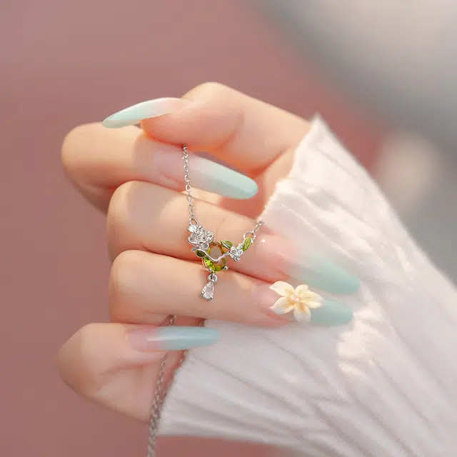 饰之颜 森系风花朵 小众精致闪耀设计创意唯美高颜值 浪漫仙气清新绿山茶花 不锈钢 项链 女款