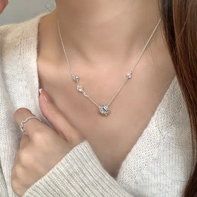 925