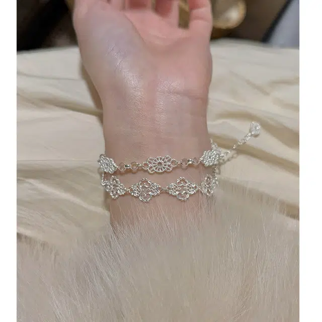 925