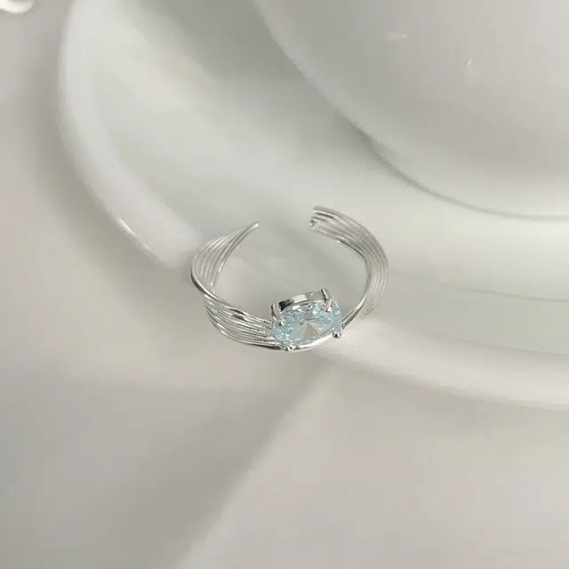 925