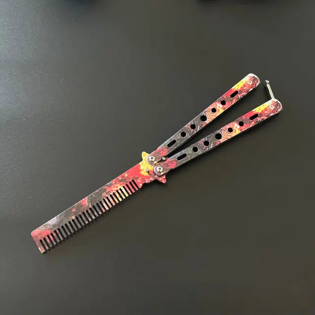 悦米乐 超多款式蝴蝶梳子折叠梳 色彩绚丽工艺精良把玩收藏皆可 设计亮眼多色可选 练习甩手刀未开刃便携训练刀 成品模型