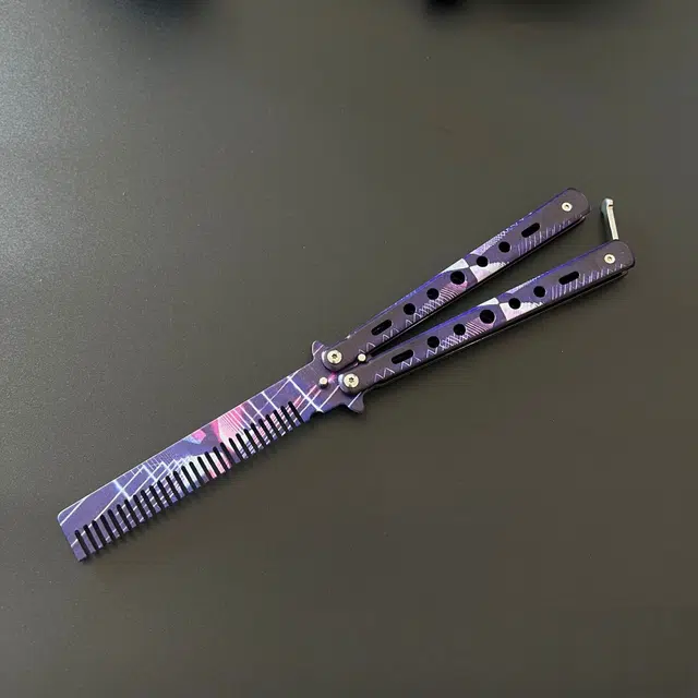 悦米乐 超多款式蝴蝶梳子折叠梳 色彩绚丽工艺精良把玩收藏皆可 设计亮眼多色可选 练习甩手刀未开刃便携训练刀 成品模型