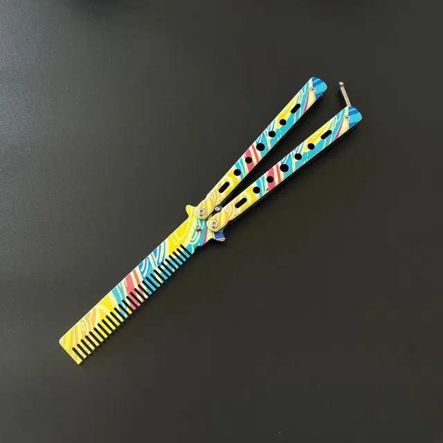 悦米乐 超多款式蝴蝶梳子折叠梳 色彩绚丽工艺精良把玩收藏皆可 设计亮眼多色可选 练习甩手刀未开刃便携训练刀 成品模型