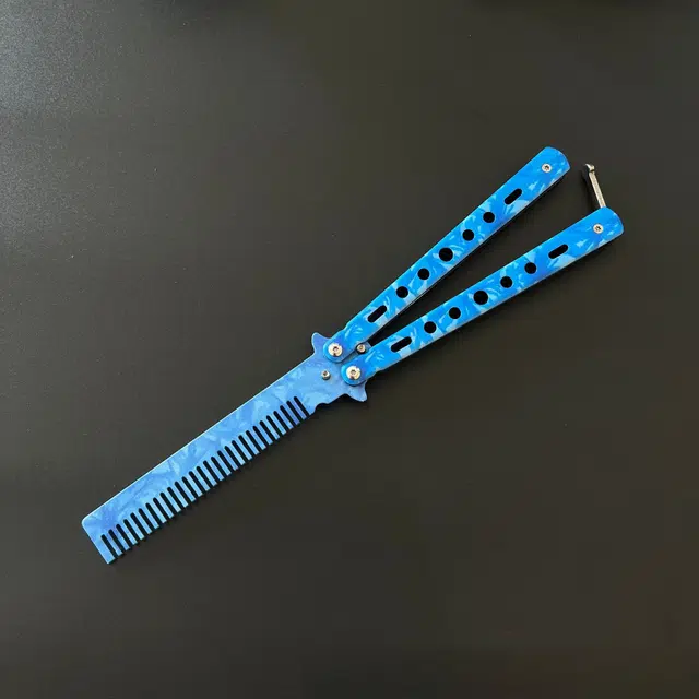 悦米乐 超多款式蝴蝶梳子折叠梳 色彩绚丽工艺精良把玩收藏皆可 设计亮眼多色可选 练习甩手刀未开刃便携训练刀 成品模型