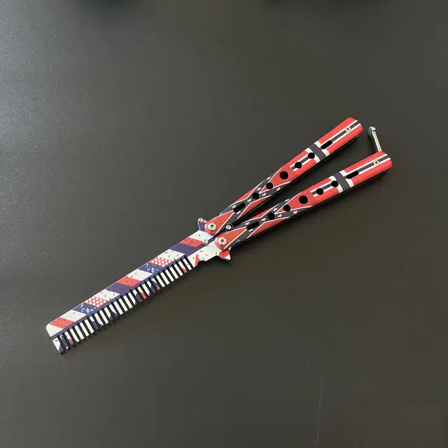 悦米乐 超多款式蝴蝶梳子折叠梳 色彩绚丽工艺精良把玩收藏皆可 设计亮眼多色可选 练习甩手刀未开刃便携训练刀 成品模型
