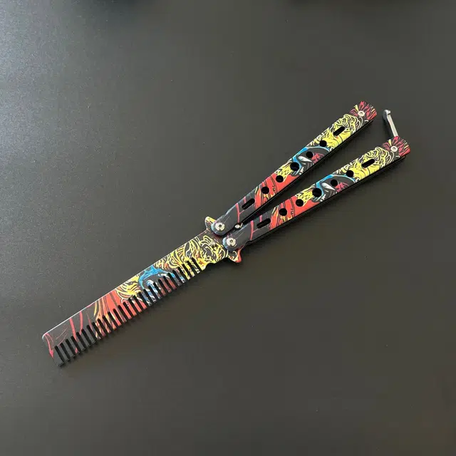 悦米乐 超多款式蝴蝶梳子折叠梳 色彩绚丽工艺精良把玩收藏皆可 设计亮眼多色可选 练习甩手刀未开刃便携训练刀 成品模型