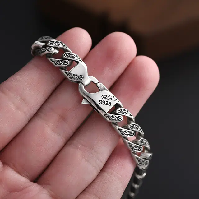 925