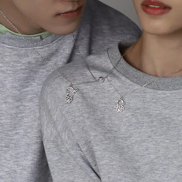 925