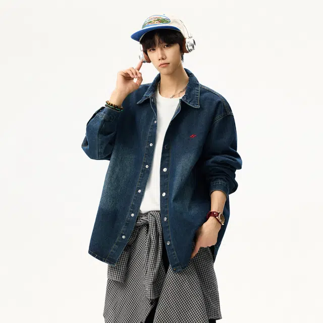 艾梵斯贝 美式复古潮流字母刺绣做旧水洗小众设计款无性别日常通勤百搭衬衣宽松休闲时尚高级感潮酷文艺学院风牛仔外套 男女同款