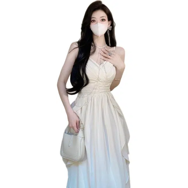 黛尔佳人 法式茶歇气质御姐度假风高级感吊带连衣裙 女款