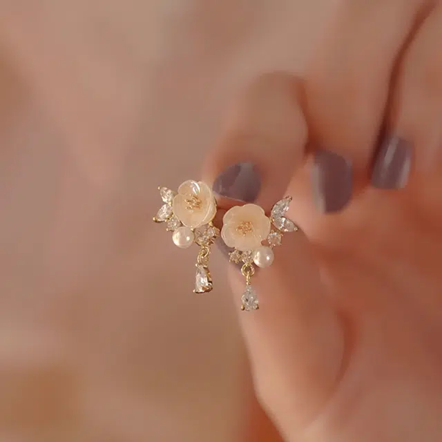 925
