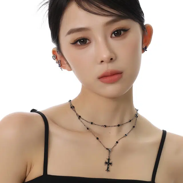 阿葱饰品 暗黑风格哥特式设计十字架吊坠 轻奢气质闪锆点缀双层叠戴 甜酷辣妹潮流百搭 钛钢 项链 女款