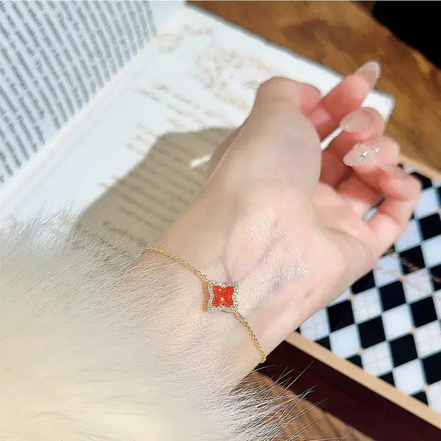 925