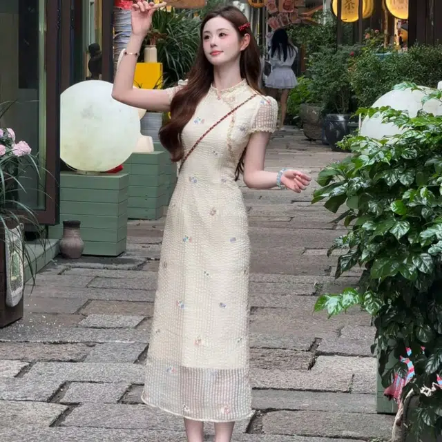 费尔岛上的猫 如梦如幻新中式竖条纹肌理花朵刺绣夏季旗袍长裙短袖连衣裙 女款