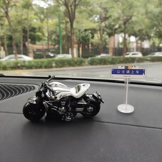 亿嘉爱 炫酷摩托带精致路牌 成品模型