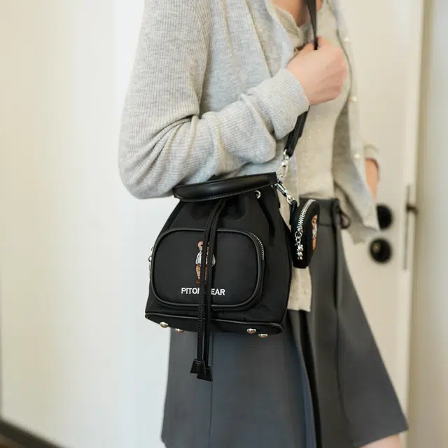 北包包 休闲百搭时尚通勤水桶包 布 单肩斜挎手提包 常规 女款 黑色