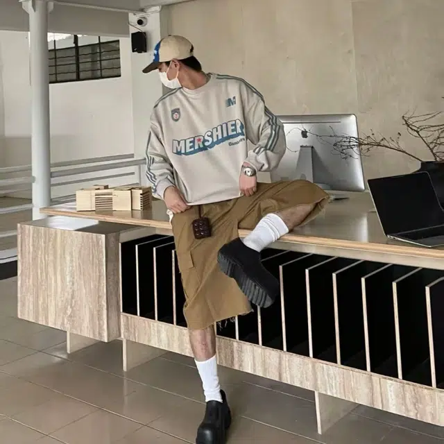 一碗士多 三条纹字母徽章个性化圆领撞色设计美式复古静默学院风宽松舒适百搭情侣日常户外城市通勤显瘦小众高级感卫衣 男女同款