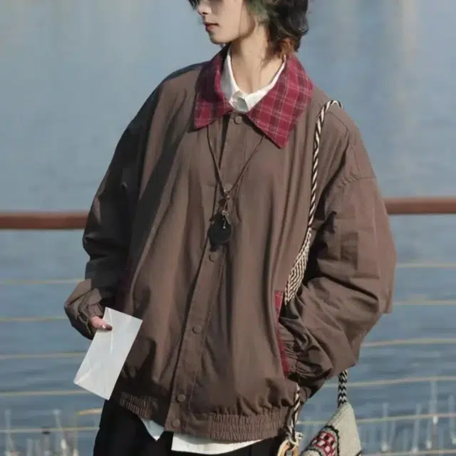 一碗士多  撞色拼接翻领格子静默美式复古个性化设计简约舒适无性别主义日常情侣城市户外通勤出街拍照休闲宽松学院风棒球服 男女同款