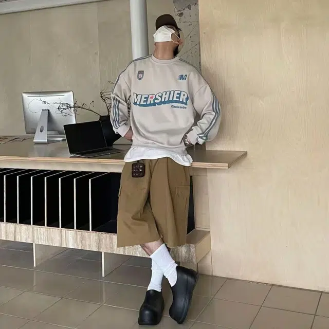 一碗士多 三条纹字母徽章个性化圆领撞色设计美式复古静默学院风宽松舒适百搭情侣日常户外城市通勤显瘦小众高级感卫衣 男女同款