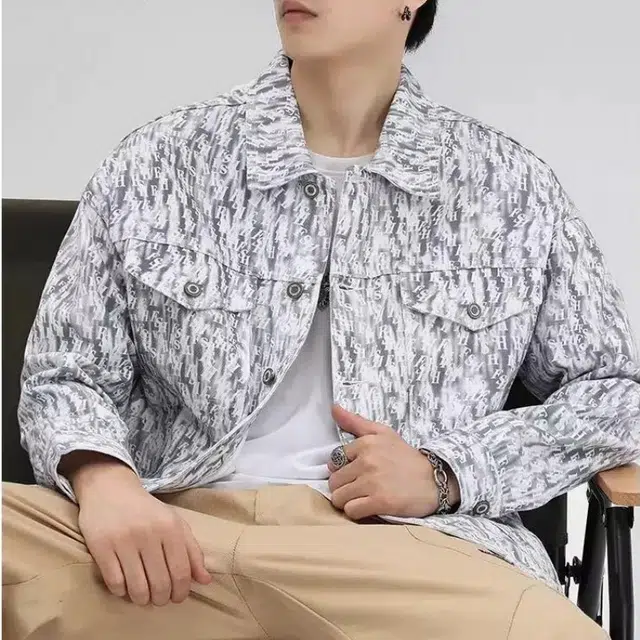 一碗士多 英文字母满印翻领多口袋纽扣拼接褶皱创意设计小众个性百搭美式复古潮流高街痞帅时尚宽松休闲日常户外通勤防风夹克 男女同款