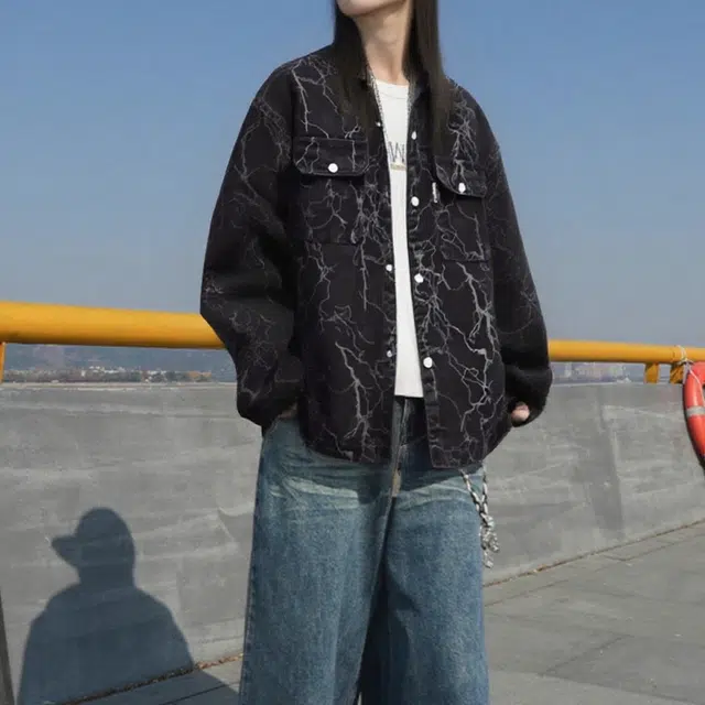 一碗士多 美式复古高街小众百搭简约舒适亲肤透气宽松痞帅独特闪电印花设计个性日常通勤户外单排扣牛仔经典款夹克 男女同款