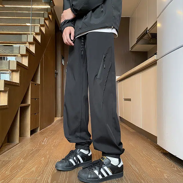 一碗士多 美式高街小众个性时尚运动户外登山跑步简约舒适贴身轻便直筒裤斜切拉链设计机能防风防水速干束脚感百搭宽松休闲裤 男女同款