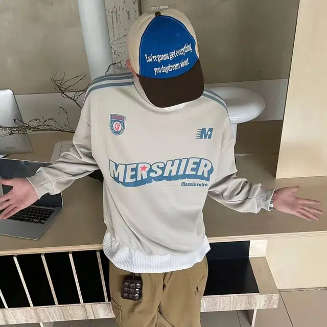 一碗士多 三条纹字母徽章个性化圆领撞色设计美式复古静默学院风宽松舒适百搭情侣日常户外城市通勤显瘦小众高级感卫衣 男女同款