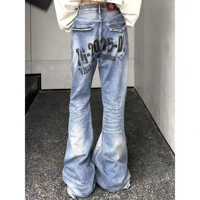 一碗士多 铆钉口袋水洗做旧英文压花美式复古高街时尚流行痞帅个性高级设计日常通勤宽松舒适百搭牛仔裤 男女同款