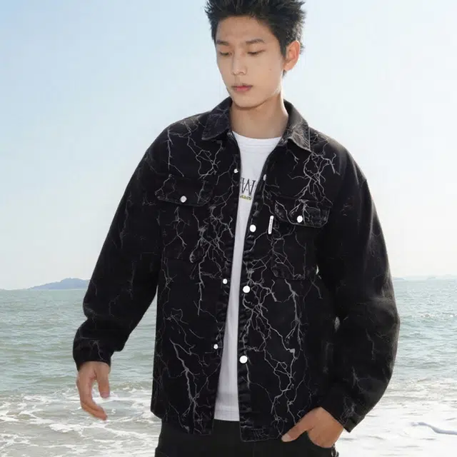 一碗士多 美式复古高街小众百搭简约舒适亲肤透气宽松痞帅独特闪电印花设计个性日常通勤户外单排扣牛仔经典款夹克 男女同款