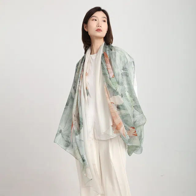 莎莎 荷韵清风 水墨荷花乔其纱真丝大披肩 文艺风气质款高档日常百搭出游拍照 桑蚕丝 丝巾 女款