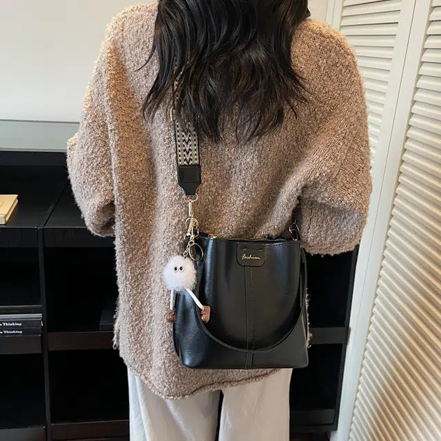 YTARA PU Tote