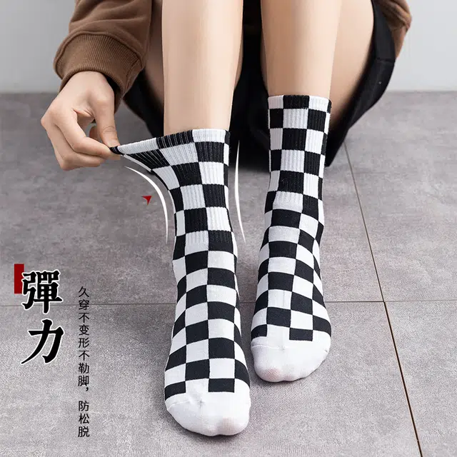 水中花 袜子防臭吸汗训练健身高帮袜街头黑白潮流原创涂鸦学生长袜透气舒适防滑跑步篮球运动袜青少年抑菌抗起球中筒袜 男女同款 组合装
