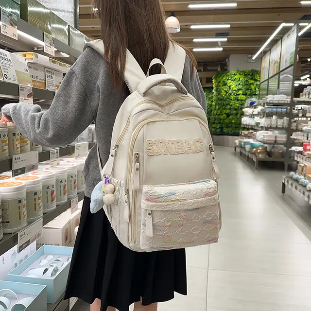 天才小熊 英伦卡通小熊 简约森系 经典时尚小众设计 高级感 休闲拉链开合  尼龙布 双肩包 常规 白色