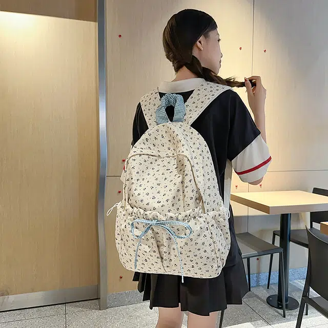 天才小熊 英伦卡通小熊 简约森系 经典时尚小众设计 高级感 休闲拉链开合  尼龙布 双肩包 常规 乳白色