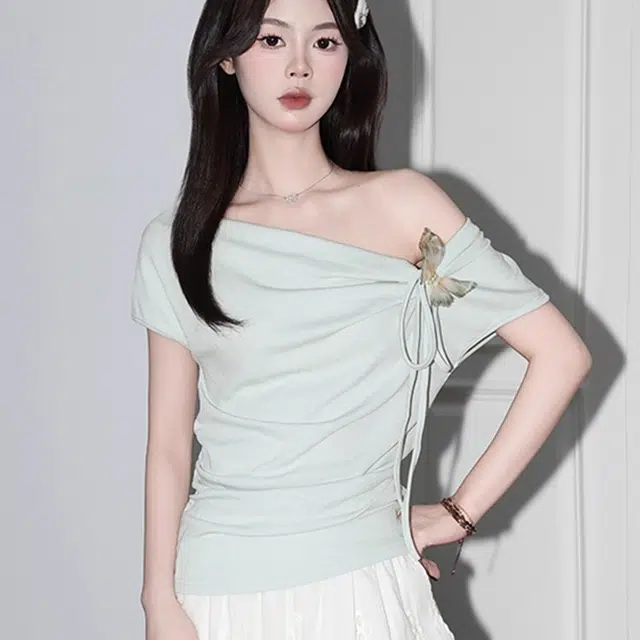 依钗 设计感蝴蝶装饰褶皱斜领截短上衣 女款