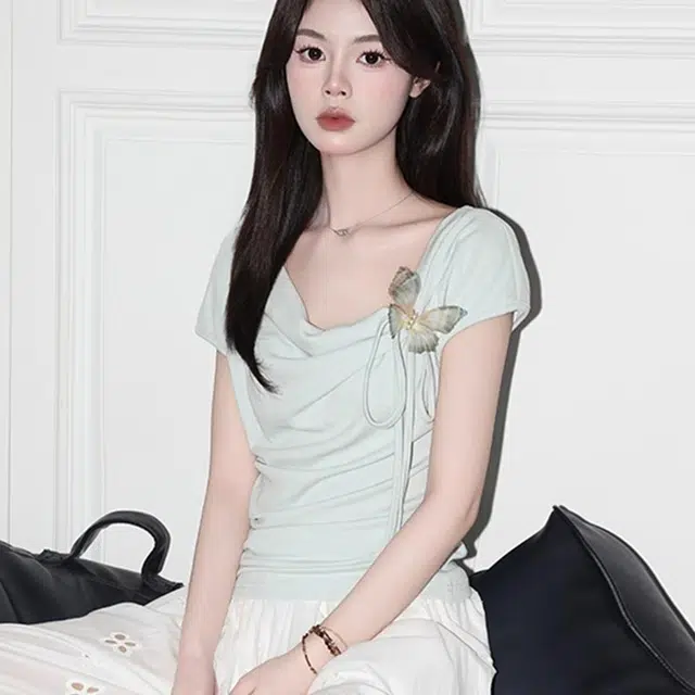 依钗 设计感蝴蝶装饰褶皱斜领截短上衣 女款