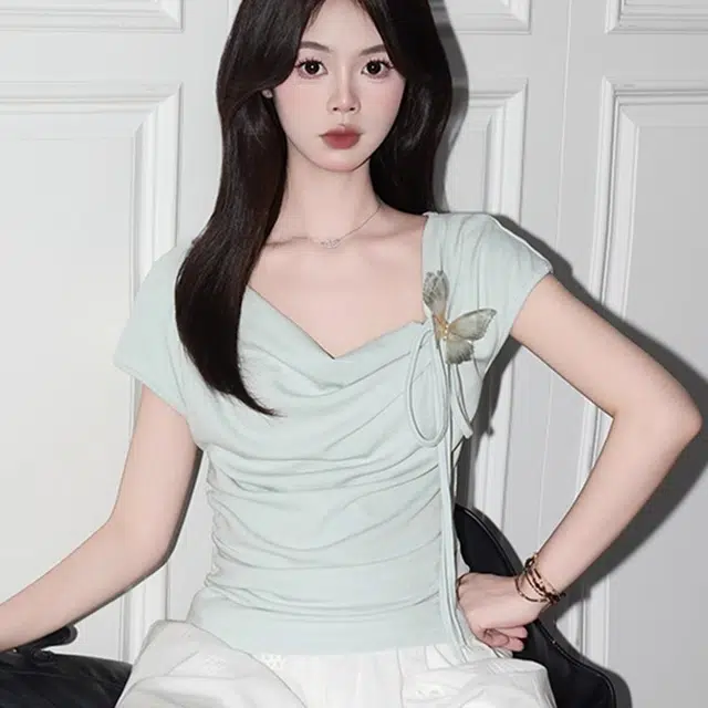 依钗 设计感蝴蝶装饰褶皱斜领截短上衣 女款