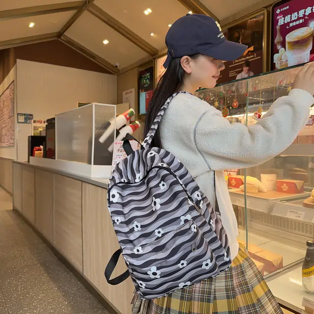 米囹 小清新花朵书包 轻盈减负 双肩包 大号 白色