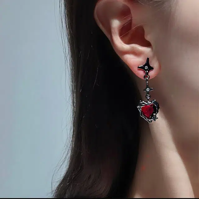 清脆小溪 甜酷辣妹风红色爱心小众高级设计感时尚个性潮流暗黑复古创意百搭 合金 耳环 女款