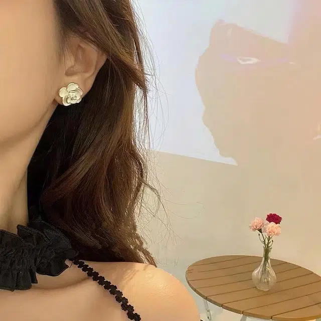 清脆小溪 山茶花温柔甜美高级气质复古法式风 小众设计超仙耳饰 森系小清新 日常百搭 合金 耳钉 女款