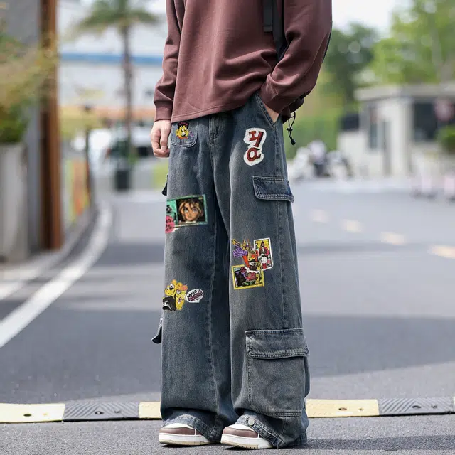 金贝勒 美式高街复古漫画贴纸阔腿嘻哈港味宽松潮流垂感百搭休闲工装大口袋拖地直筒个性印花做旧水洗设计牛仔裤 男女同款