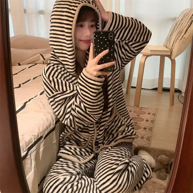 静英鸾 珊瑚绒保暖加绒加厚简约高级感条纹连帽休闲睡袍睡衣套装 女款