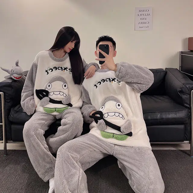 静英鸾 可爱小鲨鱼甜美风圆领珊瑚绒加绒加厚保暖秋冬季休闲舒适家居服睡衣套装 男女同款