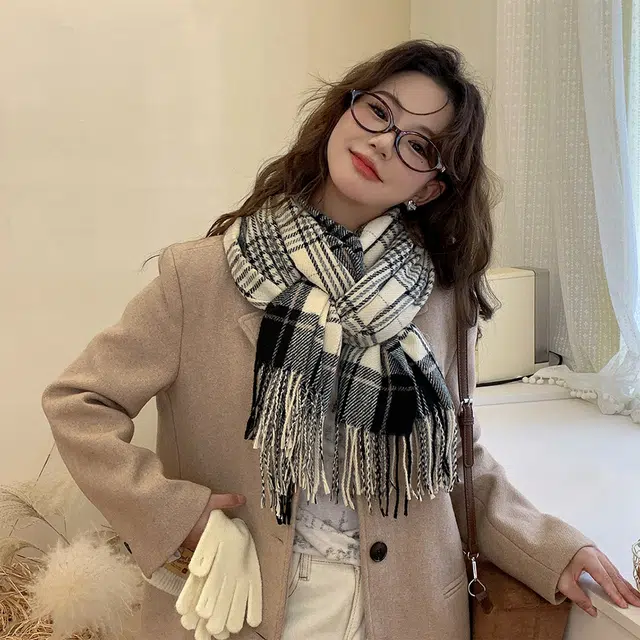 【心动礼盒】 吾皇猫 秋冬季学院风韩版简约格子冬季出行氛围感流苏保暖 聚酯纤维 绒线围巾 男女同款情侣款 甜妹粉 百搭黑