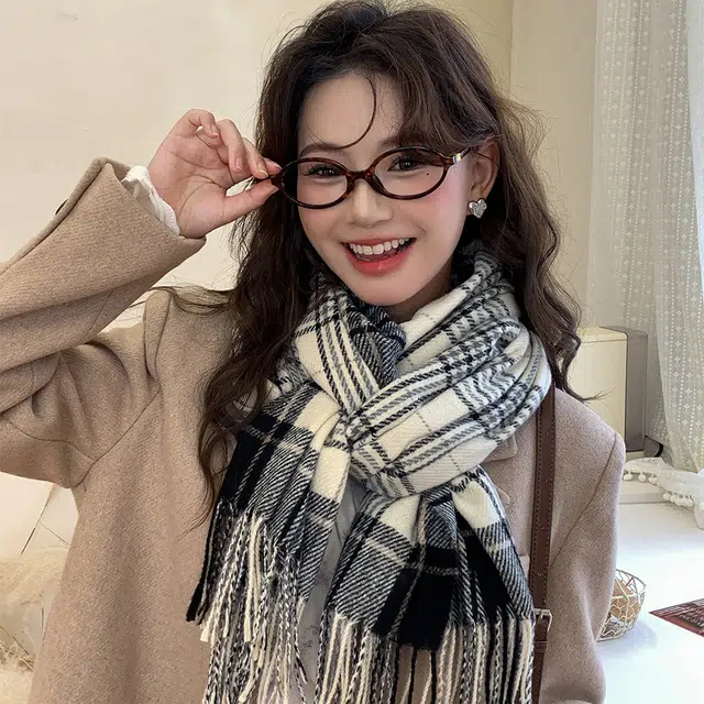 【心动礼盒】 吾皇猫 秋冬季学院风韩版简约格子冬季出行氛围感流苏保暖 聚酯纤维 绒线围巾 男女同款情侣款 甜妹粉 百搭黑