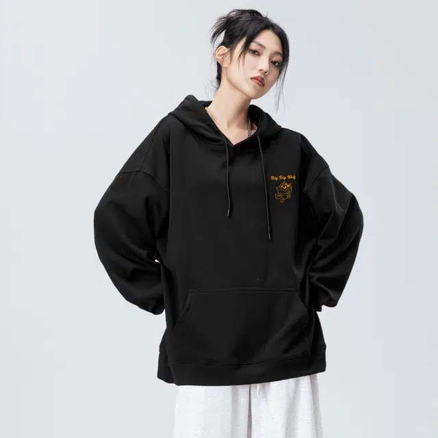 喜羊羊与灰太狼 美式复古学院风灰太狼创意卡通动漫印花休闲户外日常通勤百搭舒适宽松情侣连帽套头卫衣 男女同款