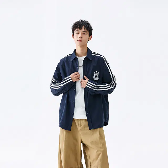 洋气先生 美式潮牌学院风胸图案刺绣三条杠条纹设计单排扣翻领长袖休闲宽松舒适耐磨有弹力日常通勤徒步简约百搭开衫上衣衬衫 男女同款