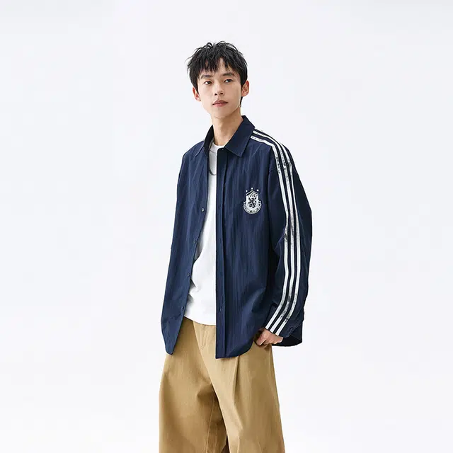 洋气先生 美式潮牌学院风胸图案刺绣三条杠条纹设计单排扣翻领长袖休闲宽松舒适耐磨有弹力日常通勤徒步简约百搭开衫上衣衬衫 男女同款